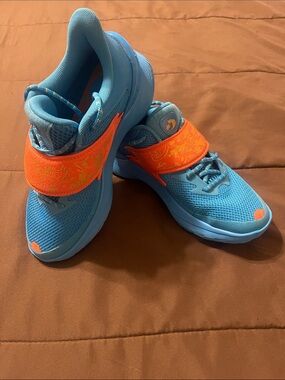 Under Armour boys De’Aaron Fox x Curry brand Fox 1 “Happy Fox Day” kids shoes